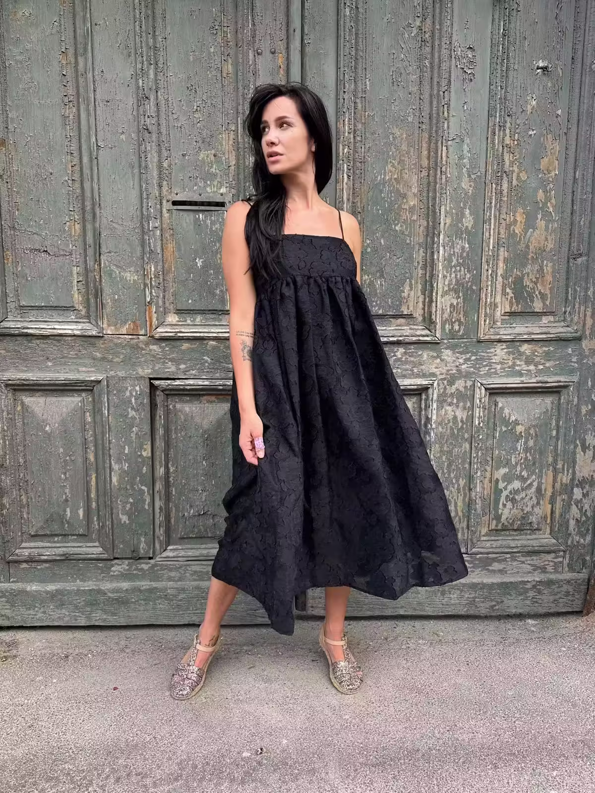 https://mesamis.ro/product/meimeij-rochie-neagra-texturata/