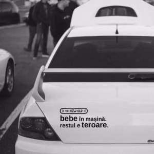 „bebe în mașină. restul e teroare.” / bumper sticker auto (Culoare: Alb)