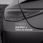 „pardon :( reflex de tinerețe.” / bumper sticker auto (Culoare: Alb)