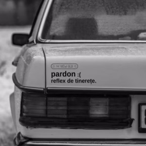 „pardon :( reflex de tinerețe.” / bumper sticker auto (Culoare: Alb)