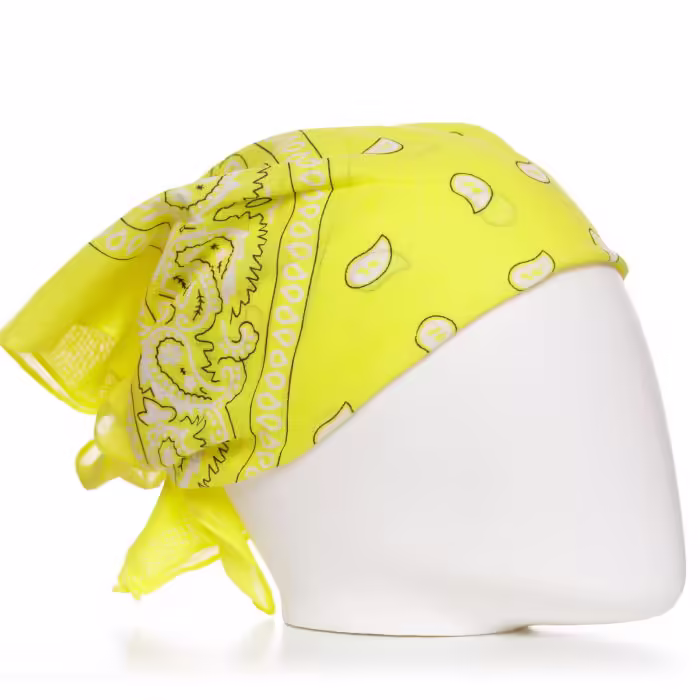 Bandana pătrată cu imprimeu alb pe fond galben – Batic modern