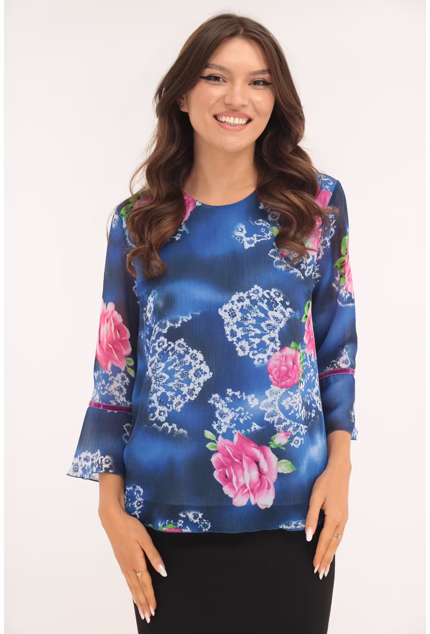 Bluza Albastră cu Flori Maxi Roz și Volanase la Mâneci – Confort și Eleganță