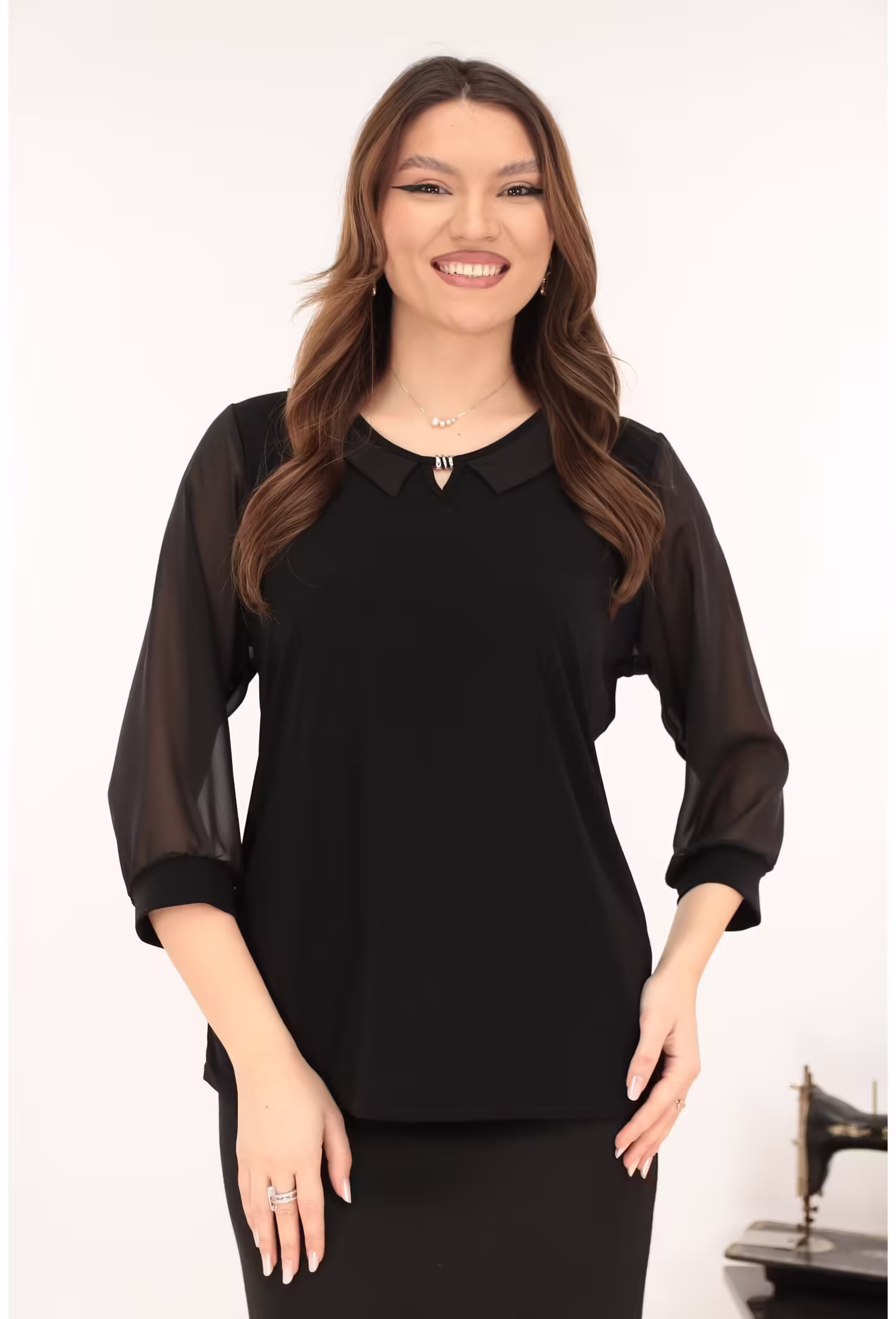 Bluza elegantă neagră cu guleruș – Tricot fin și voal
