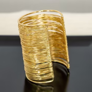 Brățară aurie statement spiralată – elegantă și versatilă