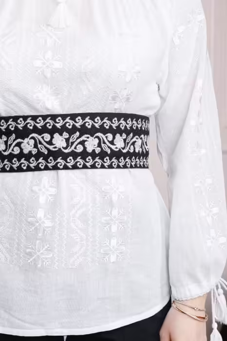 Brâu tradițional negru cu motiv floral alb – Elisabeta 03
