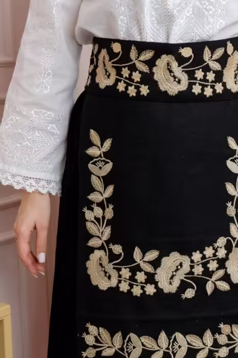 Brau Negru Traditional cu Broderie Auriu Floral – Mădălina
