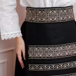 Brâu tradițional negru cu broderie florală aurie – Ruxandra