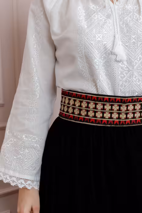 Brau traditional negru cu broderie florală crem – Ivona 02