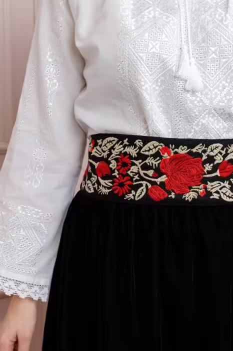 Brau Negru Traditional cu Motiv Floral Rosu – Flora