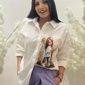 Camasa alba din bumbac cu imprimeu fetita intre flori multicolore
