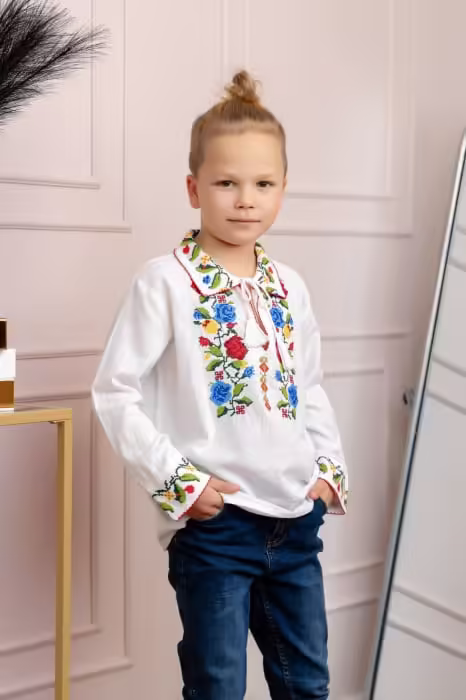 Cămașă tradițională albă pentru băieți cu broderie florală multicoloră Beniamin