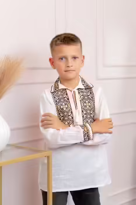 Cămașă tradițională albă pentru băieți cu broderie geometrică crem – Mircea