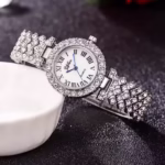Ceas dama elegant, cu cristale, argintiu