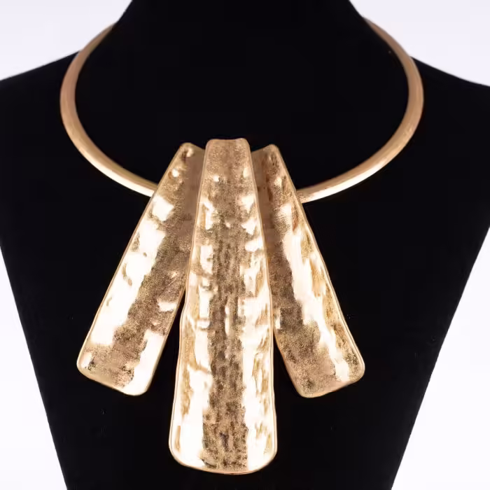 Colier Rigid cu 3 Dreptunghiuri Inegale din Metal Auriu – Design Elegant