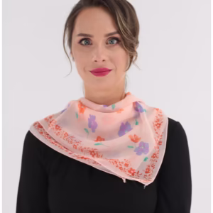 Eșarfă pătrată roz cu flori albastre din mătase – Eleganță și rafinament