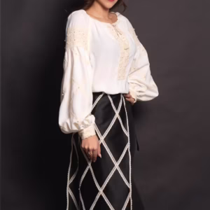 Fota neagră cu benzi crem brodate și perle – Eleganță și rafinament
