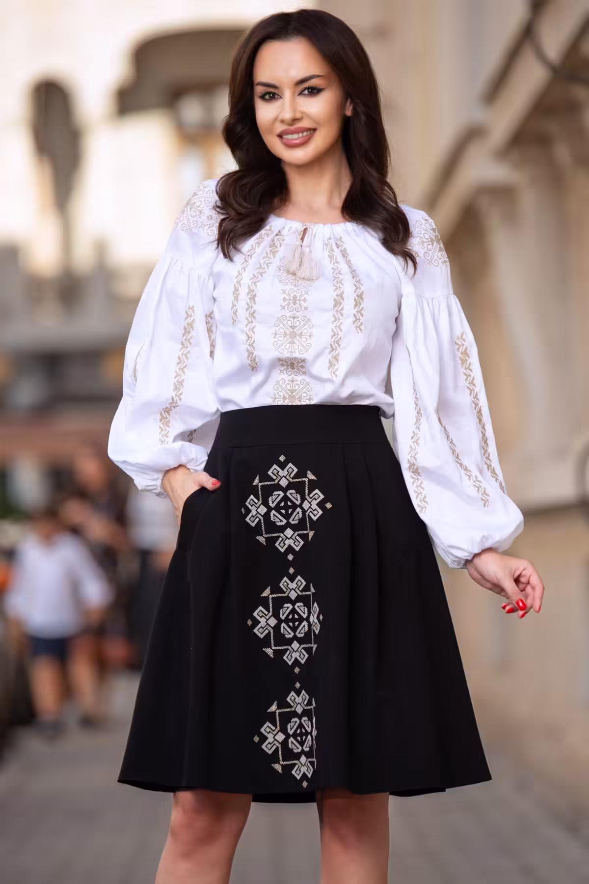 Fustă elegantă neagră pentru dame cu broderie aurie tradițională