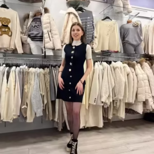 Fusta neagra scurta cu buzunare si nasturi decorativi