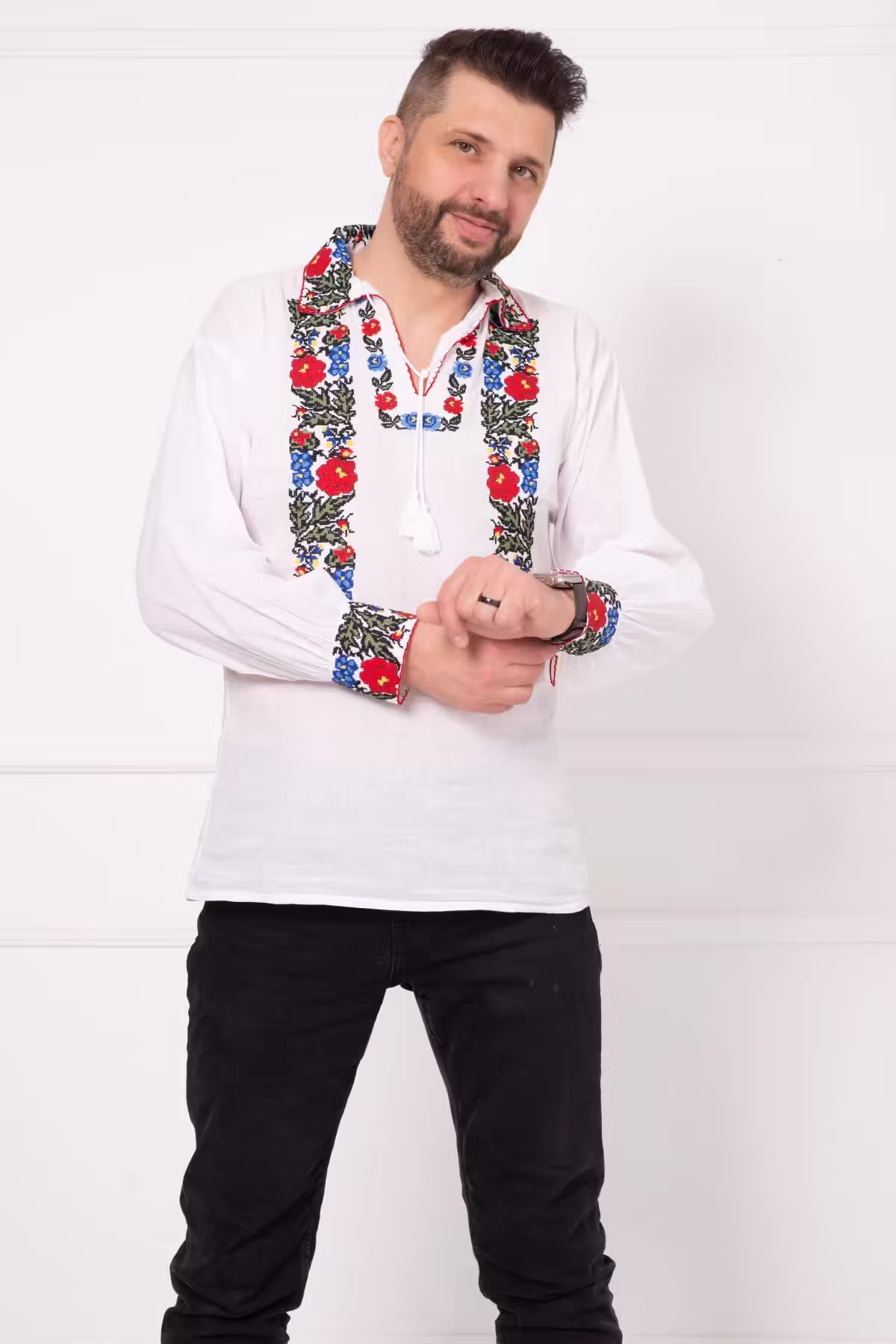 Ie bărbătească albă din bumbac cu broderie florală tradițională