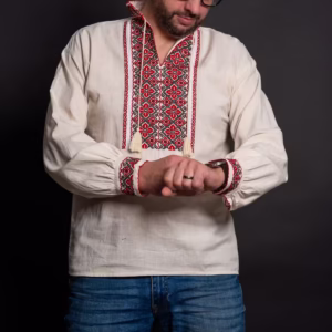 Ie tradițională bărbați din bumbac bej Darius cu broderie roșu-negru și simbolul crucii