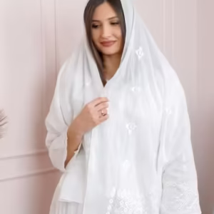 Mărmă tradițională albă cu broderie geometrică Melania 02