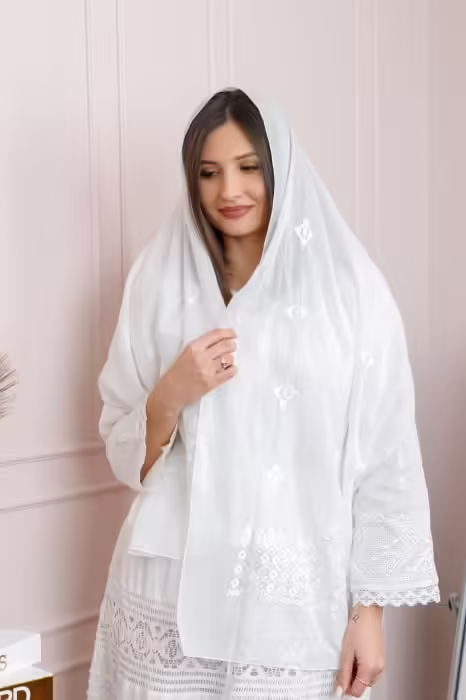 Mărmă tradițională albă cu broderie geometrică Melania 02