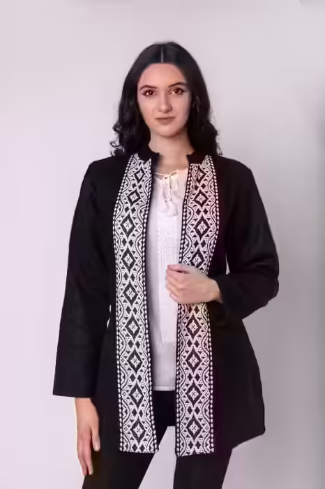 Palton Tradicional Negru cu Broderie Geometrică Albă – Otilia