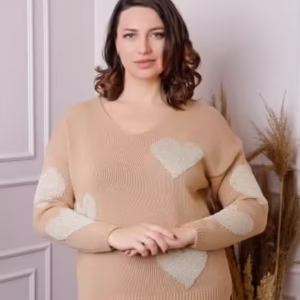 Pulover Carina Crem cu Inimioare și Decolteu în V – Confort și Stil