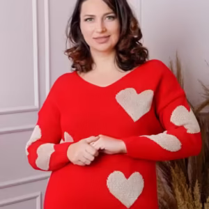 Pulover Carina roșu cu inimioare și decolteu în V – Stil și confort