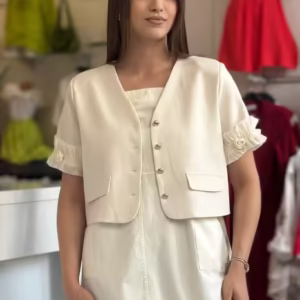 Sacou crem cu maneca scurta si inchidere nasturei