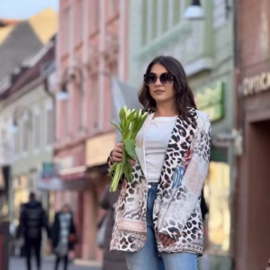 Sacou dama alb cu animal print si Frida Khalo