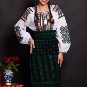 Set Catrintă și Brâu Tradțional cu Broderie Verde și Simbolul Rombului