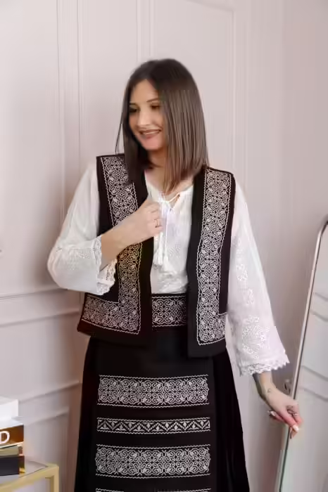 Vesta Tradicională Neagră cu Broderie Florală Aurie Ruxandra – Eleganță și Confort